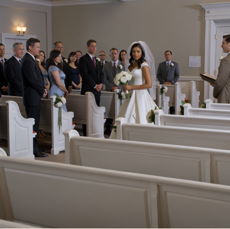 Na moim ślubie… rząd „rodzinny” był pusty. Tata powiedział: „Będziemy świętować później”. Polecieli na Malediwy, żeby moja siostra mogła pojechać. „Wakacje nie mogą czekać” – napisała moja siostra z ikonką śmiechu. Dwa miesiące później błagali: „Przyjdź na jej ślub”. Uśmiechnąłem się: „Nie tym razem”.