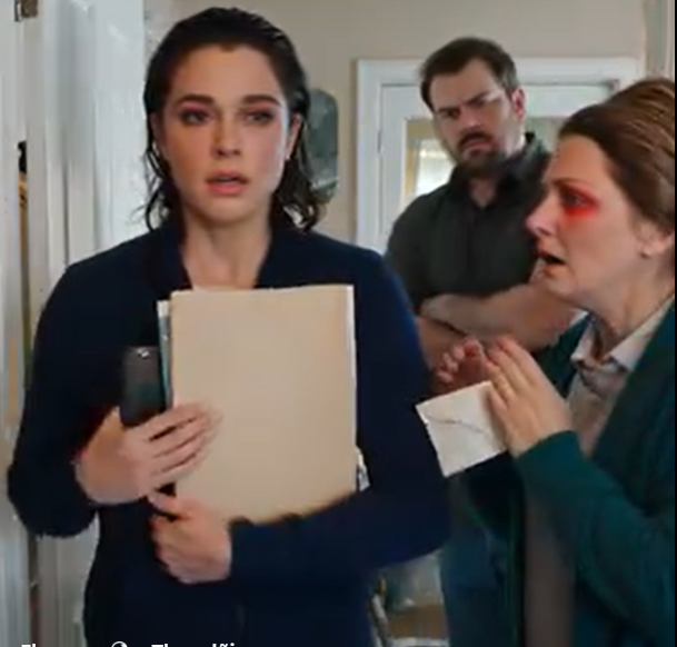 „Bądź wdzięczny, że możesz tu usiąść” – powiedziała moja mama podczas kolacji wigilijnej, po tym jak wręczyła wszystkim oprócz mnie prezenty.