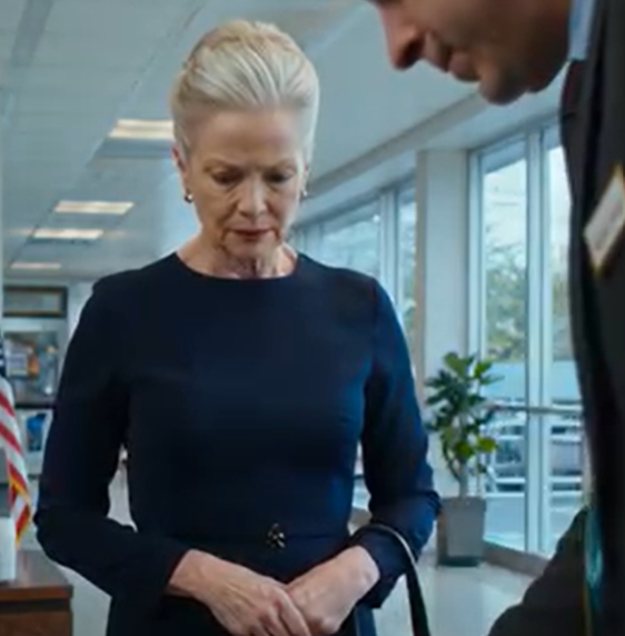 „Skoro twój mąż nie żyje, opłakuj go, spakuj walizki i nigdy nie wracaj!” – powiedziała moja synowa przy obiedzie, a mój syn tylko się uśmiechnął i skinął głową: „Ten dom tak naprawdę nigdy nie był twój”. Wyprowadziłam się bez słowa, następnego dnia poszłam do banku i…