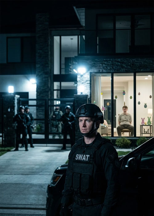 Fui um assassino de operações secretas durante 25 anos. O namorado da minha filha, filho de um chefe da máfia, espancou-a até a deixar inconsciente. O pai dele ligou-me: “A sua filha desrespeitou o meu filho. Ela vai aprender o seu lugar.” Não disse nada. Nessa noite, visitei a sua propriedade, avaliada em 50 milhões de dólares. Ao amanhecer, 17 seguranças e o chefe foram encontrados aos bocados. O filho acordou amarrado a uma cadeira. “Lição número um”, sussurrei, “não tocas na minha filha.”