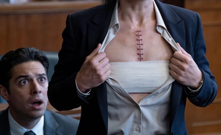 “És igualzinha a uma mula de carga — fácil de montar!” troçou o marido a meio da audiência de divórcio, provocando olhares tensos e um silêncio pesado que se espalhou pela sala.