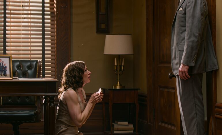 “Tem um teto sobre a cabeça e comida na mesa. Não precisa de saber mais nada.” Durante dez anos, todos na nossa pequena cidade na Virgínia me chamaram sortuda por estar casada com Anthony Miller — o bancário impecável com o sorriso perfeito. Então, uma enxaqueca, um escritório proibido e um bilhete dobrado dentro da Bíblia dele mostraram-me o que o meu marido estava realmente a planear nas minhas costas. A Bíblia caiu no chão com mais força do que devia.