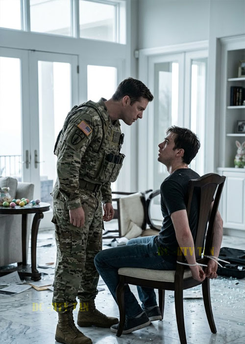 Fui um assassino de operações secretas durante 25 anos. O namorado da minha filha, filho de um chefe da máfia, espancou-a até a deixar inconsciente. O pai dele ligou-me: “A sua filha desrespeitou o meu filho. Ela vai aprender o seu lugar.” Não disse nada. Nessa noite, visitei a sua mansão, avaliada em 50 milhões de dólares. Ao amanhecer, 17 seguranças e o chefe foram encontrados aos bocados. O filho acordou amarrado a uma cadeira. “Lição número um”, sussurrei, “não tocas na minha filha.”