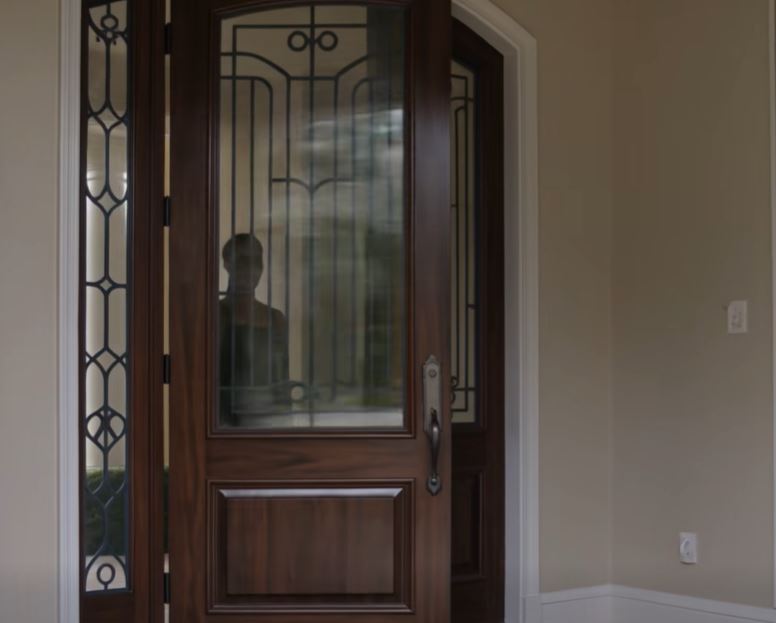 Os meus pais expulsaram-me de casa aos 17 anos por estar grávida, chamaram-me “uma mancha nesta família” e, 18 anos depois, apareceram aos portões da minha casa em Buckhead a exigir conhecer o neto que juraram nunca ter existido — mas quando abri a porta, olhei para o saco de presentes barato na mão da minha mãe e perguntei: “Qual criança?”, toda a história que contaram ao mundo começou a ruir.