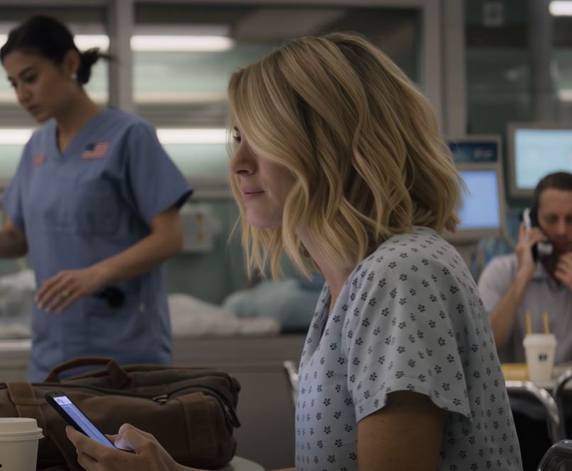 O meu bebé nasceu prematuro, por isso enviei uma mensagem para o grupo da família: “Estamos na UCI Neonatal, por favor, rezem por nós”. A tia Brenda só enviou três fotografias do Havai, de bebidas e de um pôr do sol. Ninguém nos veio visitar. Um mês inteiro depois, ainda estava a almoçar na cafetaria do hospital quando o ecrã do telemóvel acendeu: 84 chamadas perdidas e uma mensagem do meu irmão: “Responde agora. Isto é MUITO MAU”.