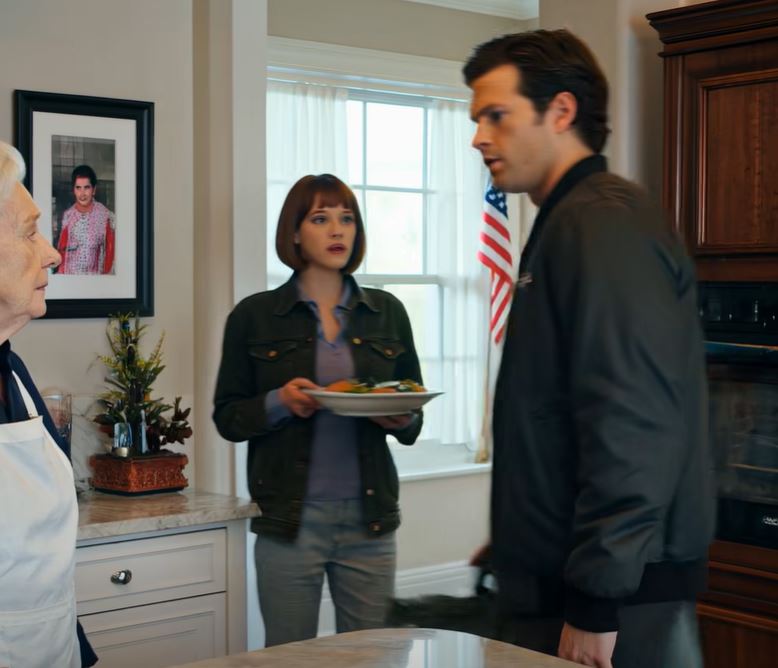 Depois de anos no estrangeiro, regressei a casa e encontrei a minha mãe a viver como empregada doméstica na casa de 1,5 milhões de dólares que comprei, enquanto o meu irmão vivia lá como se fosse o dono. Ela nem sabia quem eu era. Liguei para o meu advogado nessa noite. É tempo de fazer justiça…