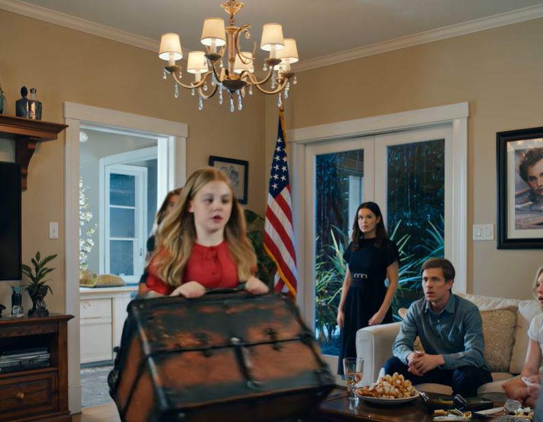 Era uma daquelas tardes abafadas e húmidas em que a camisa se cola às costas ainda antes de chegar à varanda. Tinha acabado de chegar do meu turno na cafetaria, com o cabelo engordurado, os pés doridos e os braços pesados ​​de carregar tabuleiros para estranhos que nunca me olharam nos olhos. Tudo o que eu queria era um banho, um quarto silencioso e cinco minutos em que ninguém precisasse de nada de mim.