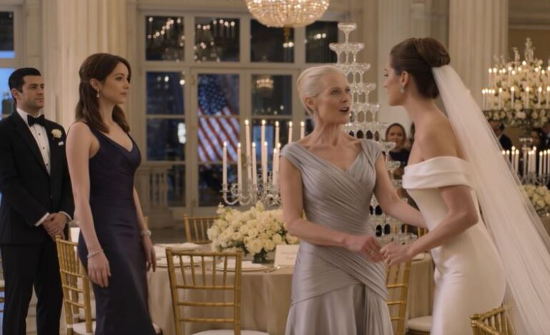 Assumi a culpa para que a minha irmã pudesse ir para a faculdade. No casamento dela, o meu cartão dizia: “Fardo Familiar”. Os sogros dela riram-se. Tentei sair. Segurou-me o braço, olhou diretamente para a sogra e disse: “Não queres mesmo ir por esse caminho.” …E não faziam ideia de como tinham interpretado mal o momento. Durante um longo segundo, tudo o que consegui fazer foi encarar o cartão.