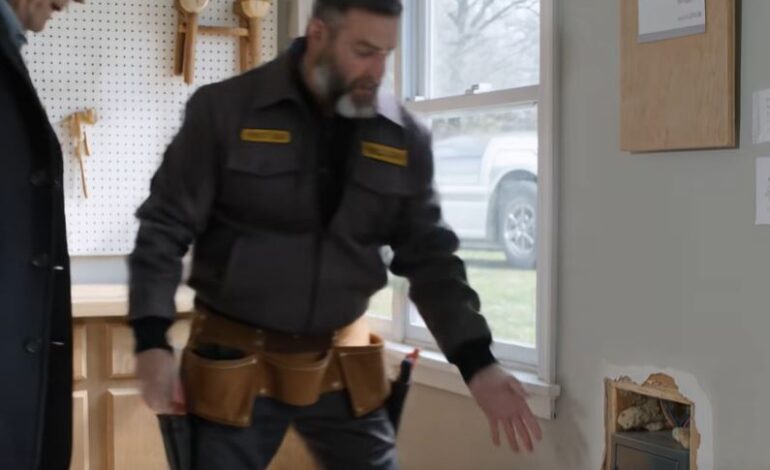 Um ano após a morte da minha mulher, o eletricista que estava a refazer a cablagem da sua oficina ligou-me e disse-me para voltar para casa sozinho. Tinha encontrado uma caixa trancada escondida