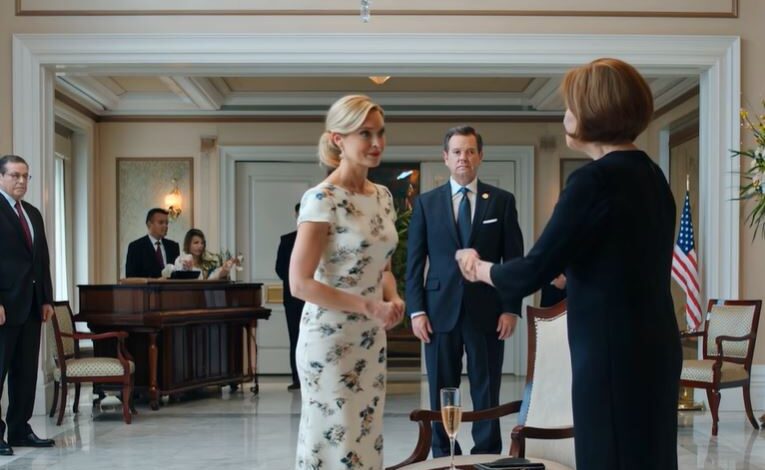 No hotel de luxo, os meus pais deixaram claro que achavam que eu não pertencia àquele lugar. Eu apenas sorri e pedi mais uma bebida. Então, o gerente aproximou-se apressadamente com um aceno cordial: «Sra. Williams, a sua suite presidencial habitual está pronta — e há também a questão da conta da sua família.»