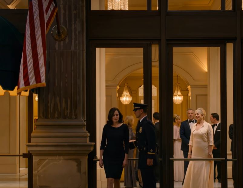 Tinha acabado de chegar à festa de noivado da minha irmã no Sterling quando o segurança me parou na entrada principal e me mandou dar a volta até à porta de serviço porque a minha própria irmã tinha colocado o meu nome numa lista negra; a minha mãe ficou parada no lobby a olhar para mim como se eu fosse uma estranha e não fez nada, e exatamente três horas depois ligou a