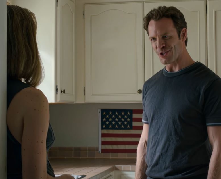 O meu pai, um antigo SEAL da Marinha, deixou-me o Mustang que conduziu durante 20 anos — o seu orgulho. Tinha acabado de regressar de uma missão de 6 meses e, no momento em que entrei na garagem, o lugar estava vazio. O meu irmão limitou-se a encolher os ombros: “Vendi-o por 80 mil dólares. É só um carro.” Quando o