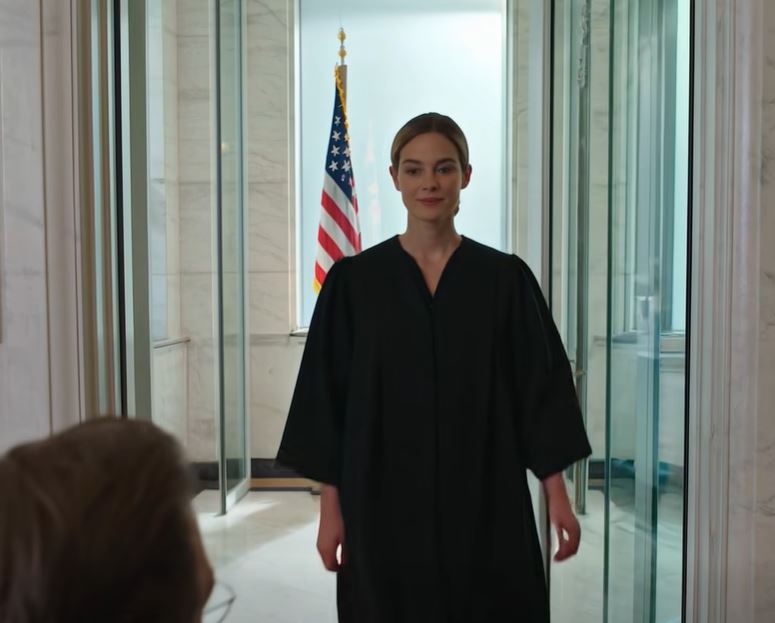 “O namorado da tua irmã é um juiz de renome. Não venhas à minha festa de reforma”, enviou o meu pai uma mensagem. Eu não disse nada. Na segunda-feira de manhã, o juiz chegou ao tribunal. O juiz-presidente acompanhou-o até ao meu gabinete. Quando viu a minha placa com o nome… gelou, como se o seu coração tivesse parado…