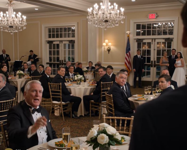 O meu pai levantou o copo no casamento do meu irmão, olhou diretamente para mim e disse: «Aquilo ali atrás é só um engano» — mas quando saí sem dizer uma palavra e depois coloquei uma pen drive preta na mesa da cozinha, a família que se riu enquanto eu estava perto da casa de banho não fazia ideia de que a noite estava prestes a terminar com o seu legado perfeito a implorar por ar.