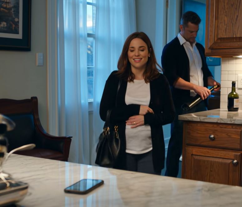 Regressei a casa do JFK com o segredo mais feliz da minha vida, e quando cheguei ao meu quarto, o meu casamento já não parecia um lar. A minha mala ainda estava ao lado do sofá quando decidi esconder-me no closet.