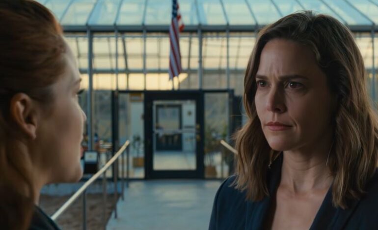 A minha irmã destruiu a minha estufa de 100 mil dólares para me “dar uma lição” depois de me ter recusado a contratá-la. Mostrei as imagens da câmara de segurança e confrontei-a. A minha mãe insistiu que “resolvêssemos isto em família”, e o meu pai tentou abafar o caso com um cheque. Eu disse que não e fui-me embora. Agora estão a gritar ao telefone que sou insensível — porque é que eu chamaria a polícia?