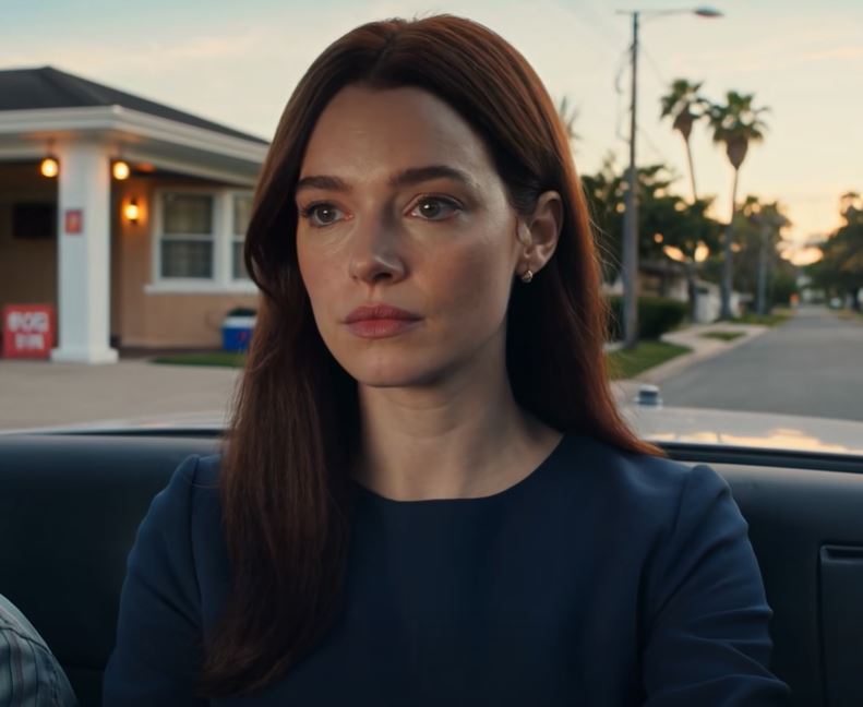 A minha irmã riu-se do Havai e disse: “Ganhas bem, Vera. Vais recuperar o investimento”, depois de gastar 45 mil dólares no meu cartão Gold em compras, tratamentos de spa e jantares à beira-mar, enquanto os meus pais diziam que era um mal-entendido. Mas quando os fui buscar ao Aeroporto Internacional de Orlando, três dias depois, e virei na nossa rua, a primeira coisa que viram sob a luz da varanda foi uma placa branca com uma palavra vermelha estampada: VENDIDO.