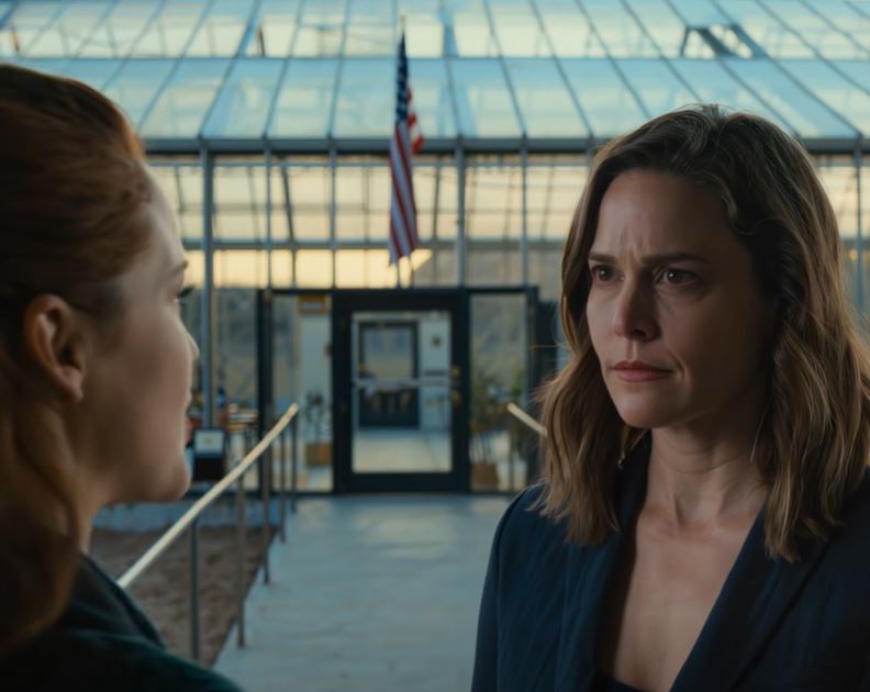 A minha irmã destruiu a minha estufa de 100 mil dólares para me “dar uma lição” depois de me ter recusado a contratá-la. Mostrei as imagens da câmara de segurança e confrontei-a. A minha mãe insistiu que “resolvêssemos isto em família”, e o meu pai tentou abafar o caso com um cheque. Eu disse que não e fui-me embora. Agora estão a gritar ao telefone que sou insensível — porque é que eu chamaria a polícia?