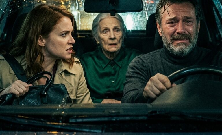 Moi teściowie powiedzieli mojej mamie, że nie jest mile widziana na ich przyjęciu rocznicowym. „To formalny wieczór. Czułabyś się nie na miejscu”. Mama nic nie powiedziała. Po prostu skinęła głową i wyszła. Widziałam, jak trzęsą jej się ręce. Dziesięć minut później zatrzymałam męża i powiedziałam mu: „Alimenty dla twoich rodziców kończą się dzisiaj”.