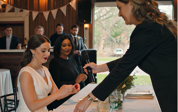 Na moim ślubie moi rodzice byli ubrani w czarne żałobne stroje. Mama wzięła mikrofon: „Zostaniemy tutaj, dopóki nie przepiszesz domu na swoją siostrę!”. Moja siostra się roześmiała. Mój mąż spokojnie wstał i wskazał na ekran. To, co na nim błysnęło, sprawiło, że uciekli z sali.