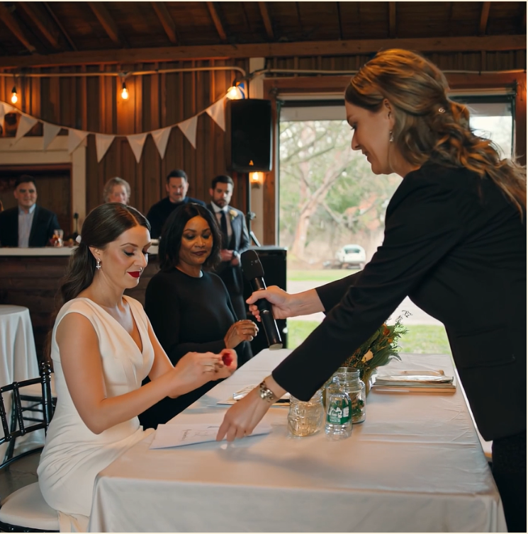 Na moim ślubie moi rodzice byli ubrani w czarne żałobne stroje. Mama wzięła mikrofon: „Zostaniemy tutaj, dopóki nie przepiszesz domu na swoją siostrę!”. Moja siostra się roześmiała. Mój mąż spokojnie wstał i wskazał na ekran. To, co na nim błysnęło, sprawiło, że uciekli z sali.