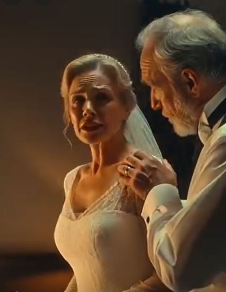 W wieku 61 lat ponownie poślubiłam swoją pierwszą miłość. W noc poślubną, zdejmując tradycyjną suknię ślubną, byłam zszokowana i zraniona, gdy odkryłam…