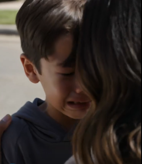 Kiedy bezpański pies rzucił się na rękaw chłopca, nasza idealna ślepa uliczka wybuchła paniką – aż podarty materiał obnażył prawdę, której nikt w Oak Creek nie chciał widzieć. Wtedy dziecko spojrzało na mnie, drżąc, i wyszeptało: „Proszę… musisz mnie ukryć”. Srebrne BMW już skręcało w ulicę, a wysiadający mężczyzna uśmiechał się, jakby nic się nie stało.