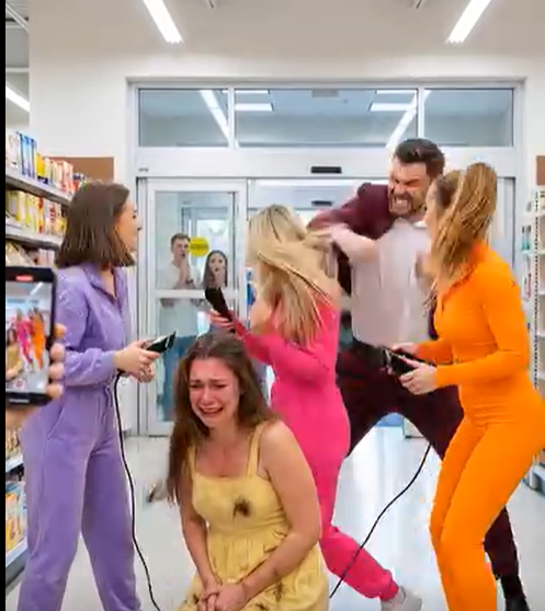 Christopher dotarł do samochodu Aliyah i zatrzymał się, jakby zderzył się ze ścianą. Przyjrzał się jej nagiej skórze głowy, śladom łez na policzkach, drżeniu rąk. Przez jeden oddech wyglądał, jakby miał się załamać. Potem coś zimniejszego ogarnęło jego twarz