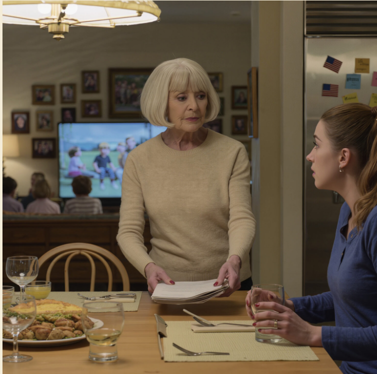 Podczas ceremonii pogrzebowej mojego syna, moja synowa powiedziała głośno, tak że cała sala mogła usłyszeć: „Nie będę się opiekować tą staruszką”. Nie odpowiedziałem – tylko zacisnąłem dłoń pod płaszczem. Dziesięć minut później prawnik podszedł z kopertą i poprosił mnie, żebym wstał. Kiedy odczytał testament, wszystkie oczy zwróciły się na mnie: cały majątek mojego syna… był na moje nazwisko. Synowa zbladła.