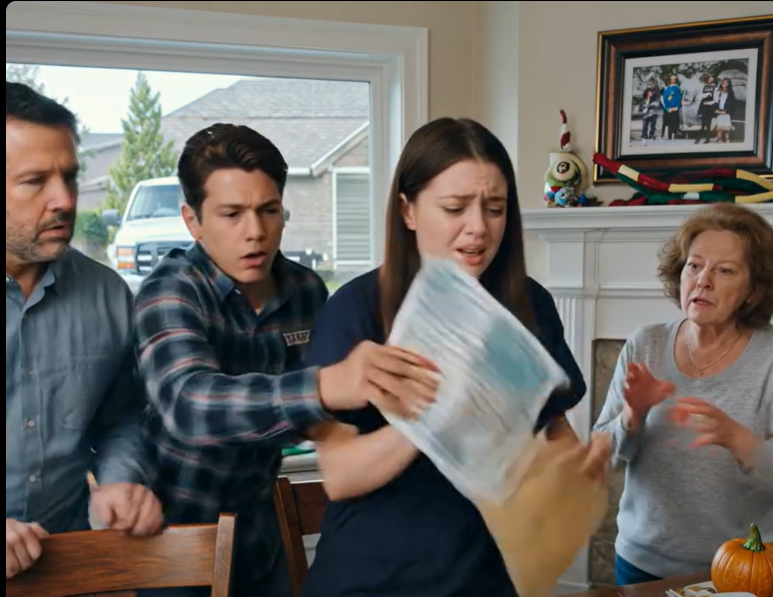 Przez 6 lat dawałem rodzicom 2000 dolarów miesięcznie. Powiedzieli mi, że te pieniądze trafią na moje konto oszczędnościowe. Kiedy poprosiłem o pieniądze na dom, tata się roześmiał: „Jakie pieniądze? To był czynsz”. Nic nie powiedziałem. Wyciągnąłem tylko teczkę. Twarz mamy zbladła. „Skąd to masz?” Jakie pieniądze? To był czynsz. Ojciec powiedział to z uśmiechem.