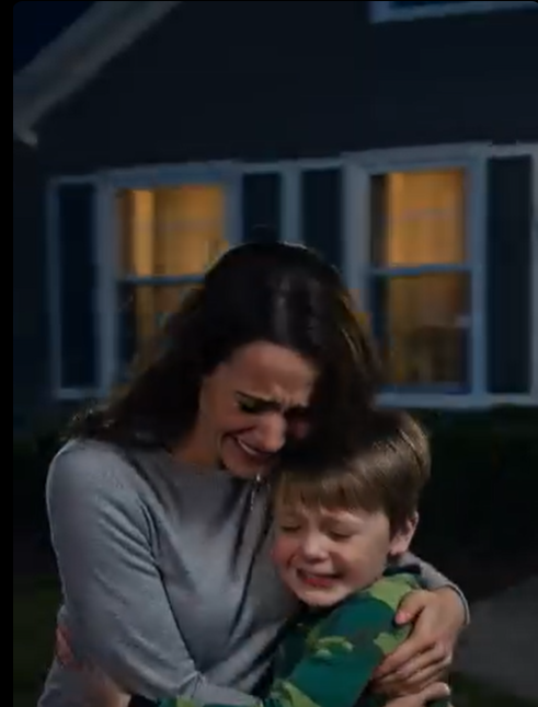 „Mamo, nie odchodź!” – głos mojego syna roztrzaskał mnie, gdy jego maleńkie stópki pobiegły za mną, ale nie mogłam zostać w tym domu ani chwili dłużej. Nie po tym, co zobaczyłam. Nie po kłamstwie, które zatruło każdy mur, każdy uśmiech, każdą obietnicę. „Wybacz mi” – wyszeptałam, a łzy spływały mi po policzkach, wiedząc, że ten wybór zniszczy nas oboje. Ale niektóre prawdy są zbyt potworne, by przetrwać – a moja dopiero się zaczynała.