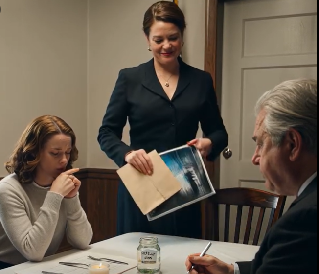 Na kolacji zaręczynowej mojej siostry mama przedstawiła mnie rodzinie pana młodego: „To nasza córka – zarabia na życie sprzątaniem domów”. Tata dodał: „Zrezygnowaliśmy z niej”. Matka pana młodego przechyliła głowę, wbiła we mnie wzrok i wyszeptała: „Zaczekaj… jesteś tą kobietą, która…”. Urwała. Cały stół ucichł. Twarz mamy zbladła.