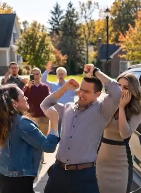 To były urodziny mojego męża i chciałam być żoną, której wszyscy zazdroszczą – więc kupiłam mu najnowszy model, kluczyki owinięte czerwoną wstążką. „Wszystkiego najlepszego” – powiedziałam, wymuszając uśmiech. Wtedy drzwi się otworzyły… i kobieta wślizgnęła się na miejsce pasażera, jakby tam było jej miejsce. Poczułam ucisk w żołądku. „Kim ona jest?” – wyszeptałam. Nie odpowiedział. Coś we mnie pękło. „Dobra” – powiedziałam wystarczająco głośno, żeby wszyscy usłyszeli. I przed tłumem zadałam pierwszy cios. Metal wrzasnął. Ludzie zamarli. Myśleli, że to tylko samochód – dopóki nie zobaczyli, co tak naprawdę niszczę. Ale to nie był koniec. Nawet nie blisko.