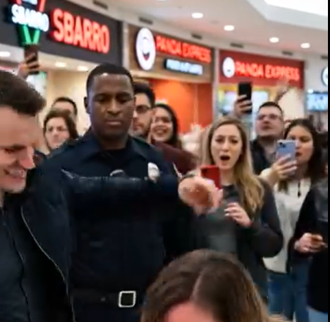 Nigdy nie sądziłam, że centrum handlowe może zamienić się w salę sądową. W jednej chwili tulę swój ciążowy brzuch, próbując oddychać przez tłum – a potem jego dłoń uderza mnie w twarz. „Przestań zachowywać się jak ofiara” – syczy wystarczająco głośno, by wszyscy mogli usłyszeć. Obok niego kobieta kurczowo trzyma się jego ramienia i śmieje się. „Spójrz na nią – żałosna”. Czuję smak krwi. Czuję smak strachu. A potem to widzę: uniesione telefony, włączone kamery. Myśli, że właśnie mnie publicznie upokorzył. Nie zdaje sobie sprawy, że właśnie dał mi dowód, który pogrzebie go w sądzie.