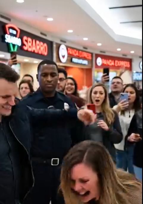 Nigdy nie sądziłam, że centrum handlowe może zamienić się w salę sądową. W jednej chwili tulę swój ciążowy brzuch, próbując oddychać przez tłum – a potem jego dłoń uderza mnie w twarz. „Przestań zachowywać się jak ofiara” – syczy wystarczająco głośno, by wszyscy mogli usłyszeć. Obok niego kobieta kurczowo trzyma się jego ramienia i śmieje się. „Spójrz na nią – żałosna”. Czuję smak krwi. Czuję smak strachu. A potem to widzę: uniesione telefony, włączone kamery. Myśli, że właśnie mnie publicznie upokorzył. Nie zdaje sobie sprawy, że właśnie dał mi dowód, który pogrzebie go w sądzie.