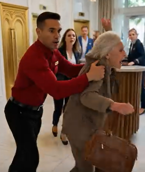 Weszłam do luksusowego hotelu w Miami, ściskając w dłoniach zniszczoną torebkę, a w holu zapadła cisza. Uśmiech Jessiki stał się ostrzejszy. „Nie mamy pokoi dla… takich jak ty” – syknęła wystarczająco głośno, by wszyscy usłyszeli. Poczułam palący ból w piersi – ale wtedy Mia zrobiła krok naprzód. „Proszę pani, nie będzie pani tak do niej mówić”. Jessica warknęła: „Wybierz – praca albo biedota”. Patrzyłam, jak Mia biegnie za mną, przepraszając… aż pojawił się Adrien. Jego głos opadł: „Babciu?” I wtedy właśnie rozpoczął się mój prawdziwy test.