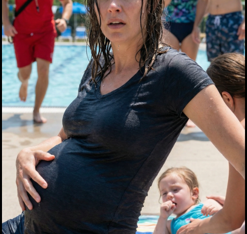 Byłam w ósmym miesiącu ciąży, kiedy usłyszałam plusk – a potem ciszę głośniejszą niż krzyk. „Niech ktoś pomoże! On nie wypłynie!” – krzyknęła kobieta. Nie pomyślałam. Skoczyłam. Woda uderzyła mnie w brzuch, płuca paliły, a ja go znalazłam – drobne rączki, bezwładne jak lalka. „Oddychaj, kochanie… proszę!” – błagałam, przyciskając usta do jego ust, licząc w panice. Zakaszlał. Przeżył. Wtedy wpadła do środka, złapała go – i trzasnęła. Jej dłoń rozcięła mi policzek. „Nigdy nie dotykaj mojego syna!” – warknęła macocha, patrząc na mnie lodowatym wzrokiem. Poczułam smak krwi i chloru… i w końcu zrozumiałam: ratowanie go było łatwe. To, co nastąpi, mnie utopi.