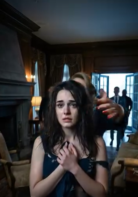 Rozdarli moją sukienkę, jakby to był wyrok. „Przyznaj się” – syknęła moja teściowa, popychając mnie na środek pokoju. Mój mąż nie patrzył mi w oczy – mruknął tylko: „Sama jesteś sobie winna”. Śmiech odbił się echem od marmurowych ścian, a ja stałam drżąca, upokorzona… aż drzwi wejściowe z hukiem się otworzyły. Spokojny głos przeciął chaos: „Odsuń się od mojej córki”. Krew zastygła mi w żyłach – bo mój ojciec nigdy się nie pojawia… chyba że jest gotów kogoś zniszczyć.