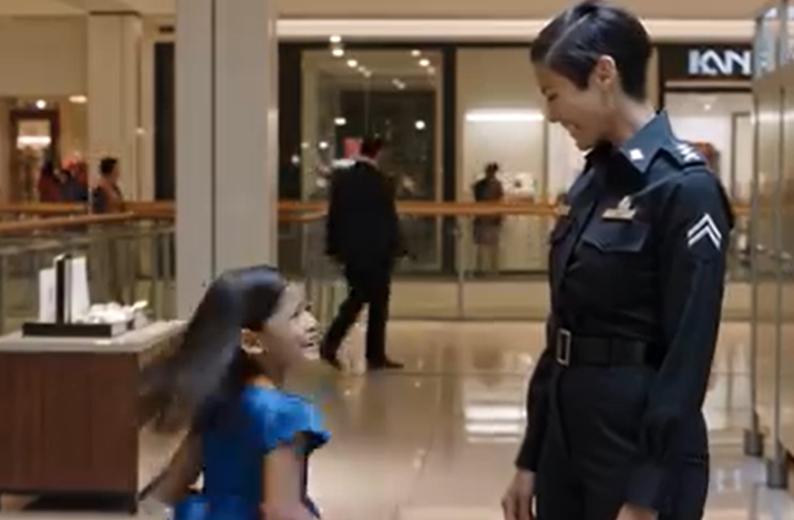 Mój ośmiolatek złapał mnie za nadgarstek i szepnął: „Mamo, ciii… Nie ruszaj się” – a potem przez drzwi łazienki w centrum handlowym usłyszałam mężczyznę mówiącego: „Cel namierzony. Córka Maisie Barnes. Ma na sobie niebieską sukienkę”. Zanim ochrona go złapała, ludzie, którzy zawsze nazywali mnie „za ordynarną, żeby być matką”, nie mieli pojęcia, że ​​w mojej kieszeni leży już żółty paragon bankowy, czekający, by zniszczyć ich idealny wizerunek.