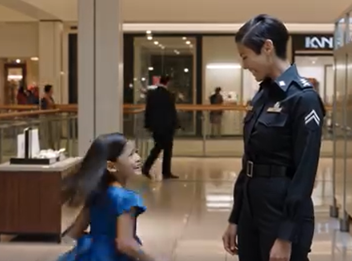 Mój ośmiolatek złapał mnie za nadgarstek i szepnął: „Mamo, ciii… Nie ruszaj się” – a potem przez drzwi łazienki w centrum handlowym usłyszałam mężczyznę mówiącego: „Cel namierzony. Córka Maisie Barnes. Ma na sobie niebieską sukienkę”. Zanim ochrona go złapała, ludzie, którzy zawsze nazywali mnie „za ordynarną, żeby być matką”, nie mieli pojęcia, że ​​w mojej kieszeni leży już żółty paragon bankowy, czekający, by zniszczyć ich idealny wizerunek.