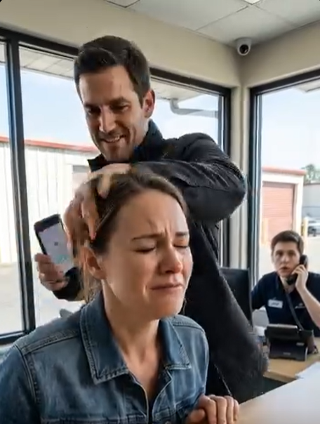 Kiedyś myślałam, że mój mąż jest najżyczliwszym mężczyzną na świecie – tym, który otwierał drzwi, uśmiechał się do obcych i szeptał: „Jesteś ze mną bezpieczna”. Ale za tym ciepłem kryje się twarz, której boję się nazwać. Każdego dnia znajduje nowe sposoby, by mnie złamać, nie zostawiając śladów. „Nie każ mi się powtarzać” – mówi łagodnie jak modlitwa. Dziś wieczorem odkryłam, co ukrywał… i teraz nie jestem pewna, czy przetrwam prawdę.