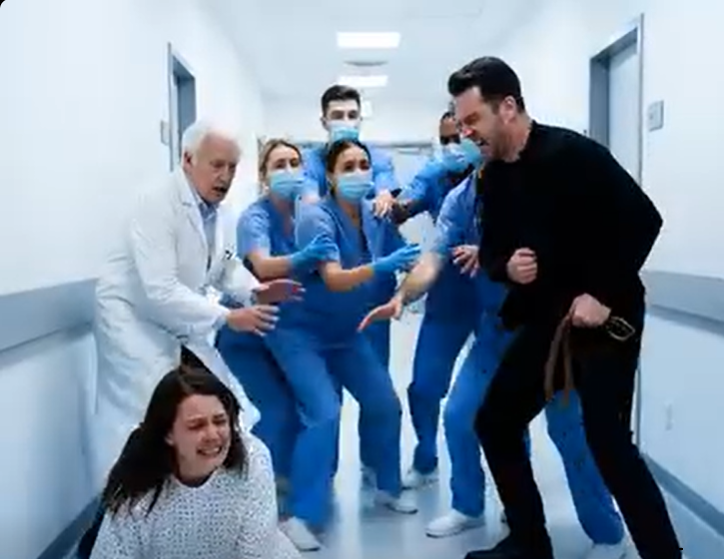 Policjant przedstawił się jako detektyw Laura Bennett. Mówiła łagodnie, ale jej wzrok niczego nie przeoczył. Ryan natychmiast zmienił taktykę – zaniepokojony mąż, drżący głos, ręce drżące na tyle, by wyglądać przekonująco.