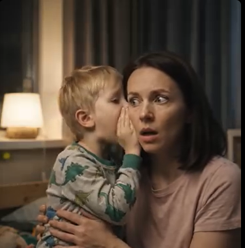 Seara, fiul meu de 5 ani m-a îmbrățișat și mi-a șoptit la ureche: „Când ești la serviciu, iese mătușa de acolo și ea și tati se joacă de-a spitalul”, — arătând în jos