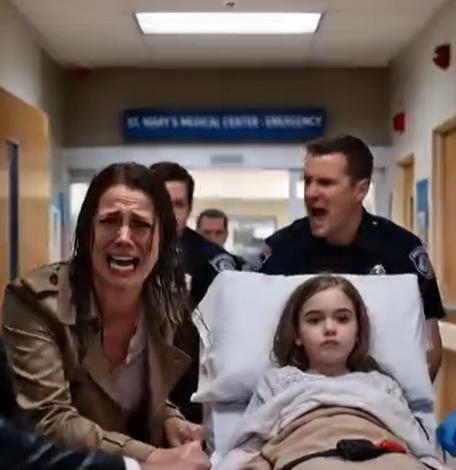 „Zamarłam przy wejściu do szpitala, kiedy ją zobaczyłam – moją byłą, przemoczoną deszczem, krzyczącą o pomoc, wpychając małą dziewczynkę na ostry dyżur. Potem dziecko się odwróciło i mój świat się zawalił. Te oczy… były moje. „Mówiłeś, że ją porzuciłeś!” – ryknęłam. Spojrzała na mnie drżącymi ustami. „Nie” – wyszeptała – „to ty nas zostawiłeś”. I w tym momencie wszystko, w co wierzyłam, rozpadło się na kawałki…”