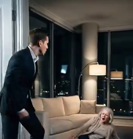 Pchnęłam drzwi, szczerząc zęby – 200 tysięcy dolarów w kieszeni, na zawsze w mojej głowie. Wtedy usłyszałam zdławiony jęk matki. „Przestań… proszę” – wyszeptała. Obcas mojej narzeczonej gwałtownie podskoczył. „Ruszaj się, staruszko!” Coś we mnie zamarło. Upuściłam pudełeczko z pierścionkiem; potoczyło się po podłodze jak kiepski żart. „Chcesz wiedzieć, kogo poślubisz?” – zapytałam drżącym głosem. „Potwora”. Odwróciła się z uśmieszkiem. „A co ty z tym zrobisz?” Uśmiechnęłam się – bo nie miała pojęcia, do czego jestem zdolna… i kto się zaraz dowie.