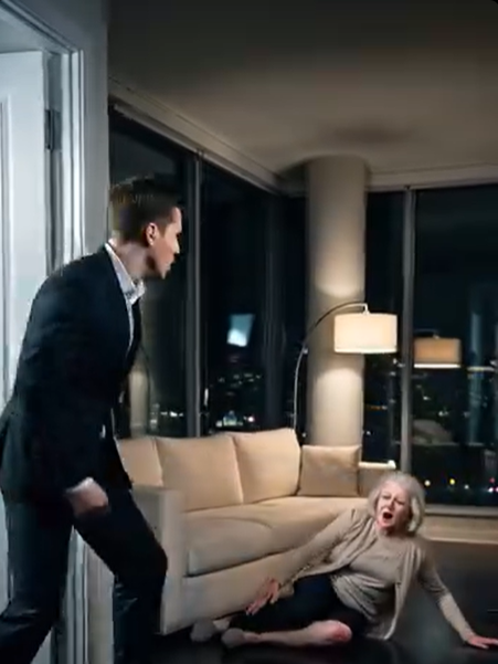 Pchnęłam drzwi, szczerząc zęby – 200 tysięcy dolarów w kieszeni, na zawsze w mojej głowie. Wtedy usłyszałam zdławiony jęk matki. „Przestań… proszę” – wyszeptała. Obcas mojej narzeczonej gwałtownie podskoczył. „Ruszaj się, staruszko!” Coś we mnie zamarło. Upuściłam pudełeczko z pierścionkiem; potoczyło się po podłodze jak kiepski żart. „Chcesz wiedzieć, kogo poślubisz?” – zapytałam drżącym głosem. „Potwora”. Odwróciła się z uśmieszkiem. „A co ty z tym zrobisz?” Uśmiechnęłam się – bo nie miała pojęcia, do czego jestem zdolna… i kto się zaraz dowie.