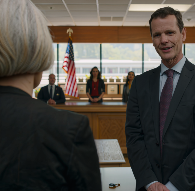 Mój syn wysłał mnie do domu opieki, żeby „łatwiej było sprzedać dom”. Cicho podpisywałem wszystkie dokumenty na kuchennym stole na Maple Street, a potem on i jego żona świętowali cały tydzień, jakby odnieśli wielki sukces. Ale rano, kiedy przyszli do notariusza po klucze, notariusz wpatrywał się w akta, milczał przez długi czas, a potem powiedział dokładnie to nazwisko, które, jak mi się wydawało, wymazali.