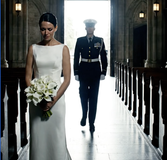 Jej Pan Młody odszedł w trakcie składania przysięgi małżeńskiej — następnie nadjechał sznur czarnych SUV-ów, a do sanktuarium wkroczyła elitarna straż honorowa.