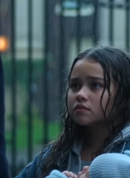 Dziewczynka z dzieckiem poprosiła milionera o pracę… a on był oszołomiony, gdy zobaczył jej ślad na swojej szyi