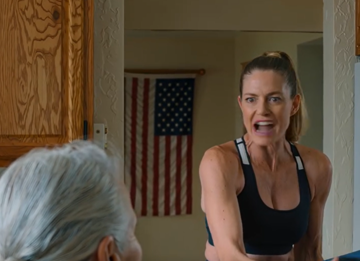 Tego ranka błagałam córkę, żeby zawiozła mnie na pogotowie, bo czułam, jakbym miała w piersi ogień, ale ona wciąż przewijała telefon i chłodno powiedziała: „Mamo, po prostu dramatyzujesz. Nie mogę opuścić zajęć pilatesu”. A w piątkowe popołudnie, kiedy z biletem w jedną stronę w ręku wywlokłam walizkę z tego podmiejskiego domu w Pensylwanii, ona wciąż nie miała pojęcia, czego właśnie nie zauważyła.